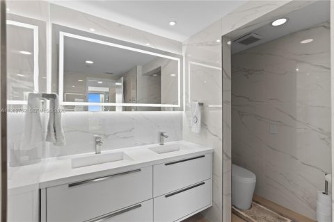 Condo in Miami, Florida, 2 bedrooms  № 2053037 - photo 17