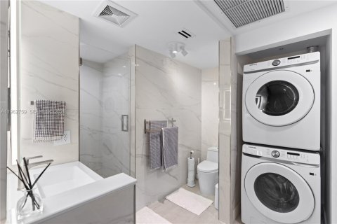 Condo in Miami, Florida, 2 bedrooms  № 2053037 - photo 25