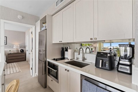 Condo in Miami, Florida, 2 bedrooms  № 2053037 - photo 9