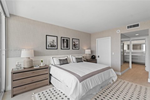 Condo in Miami, Florida, 2 bedrooms  № 2053037 - photo 12