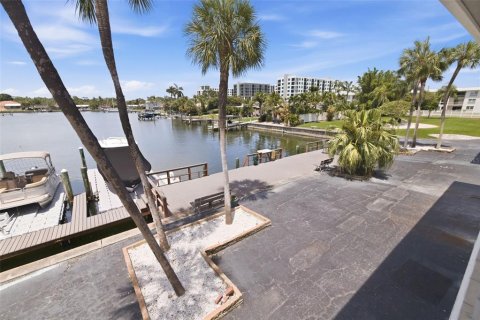 Condo in Saint Petersburg, Florida, 3 bedrooms № 2201666 - photo 22