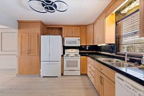 Condo in Saint Petersburg, Florida, 3 bedrooms № 2201666 - photo 5