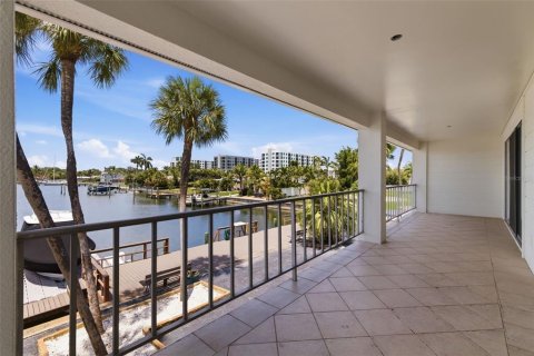 Condo in Saint Petersburg, Florida, 3 bedrooms № 2201666 - photo 19