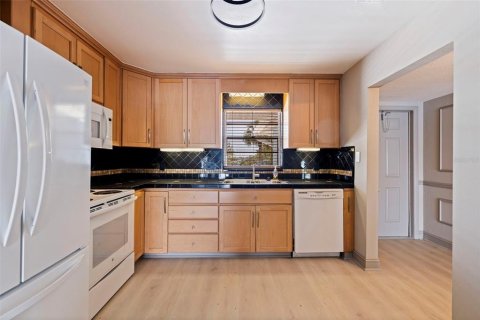 Condo in Saint Petersburg, Florida, 3 bedrooms № 2201666 - photo 6