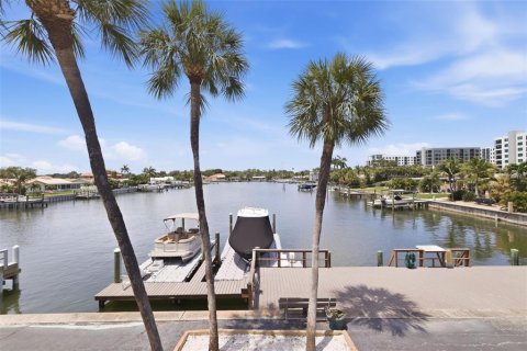 Condominio en Saint Petersburg, Florida, 3 dormitorios № 2201666