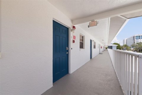 Condo in Saint Petersburg, Florida, 3 bedrooms № 2201666 - photo 3