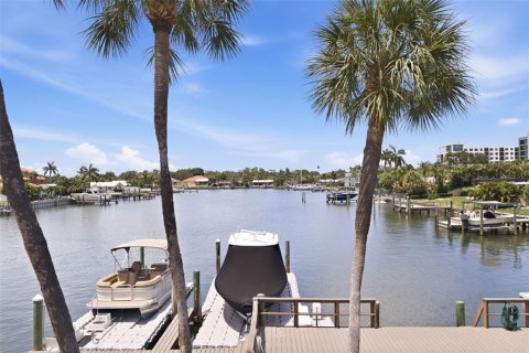 Condo in Saint Petersburg, Florida, 3 bedrooms № 2201666 - photo 21