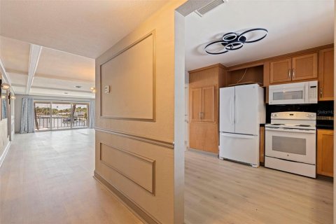 Condo in Saint Petersburg, Florida, 3 bedrooms № 2201666 - photo 4