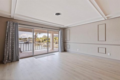 Condo in Saint Petersburg, Florida, 3 bedrooms № 2201666 - photo 16