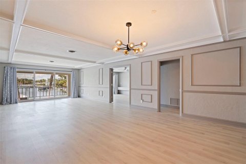 Condo in Saint Petersburg, Florida, 3 bedrooms № 2201666 - photo 9