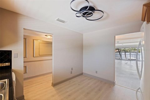 Condo in Saint Petersburg, Florida, 3 bedrooms № 2201666 - photo 7