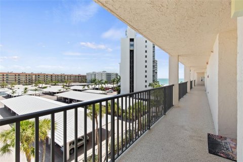 Condo in Sarasota, Florida, 2 bedrooms № 2223143 - photo 6