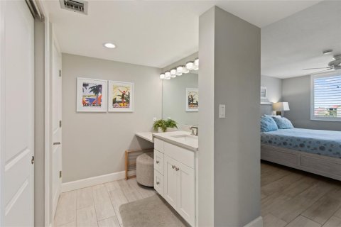 Condo in Sarasota, Florida, 2 bedrooms № 2223143 - photo 29