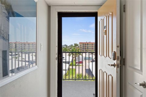 Condo in Sarasota, Florida, 2 bedrooms № 2223143 - photo 8