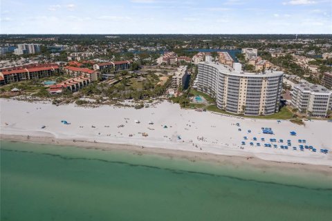 Condo in Sarasota, Florida, 2 bedrooms № 2223143 - photo 2