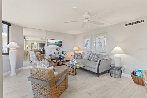 Condo in Sarasota, Florida, 2 bedrooms № 2223143 - photo 11