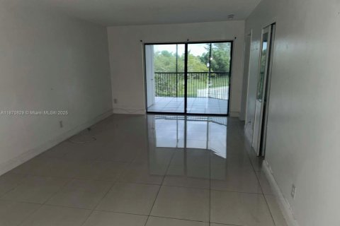 Condo in Miramar, Florida, 2 bedrooms  № 1924206 - photo 21