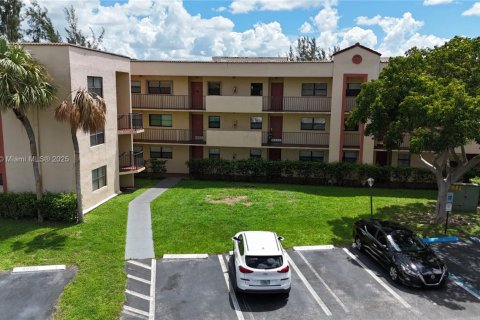 Condo in Miramar, Florida, 2 bedrooms  № 1924206 - photo 1