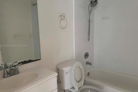 Condo in Miramar, Florida, 2 bedrooms  № 1924206 - photo 16