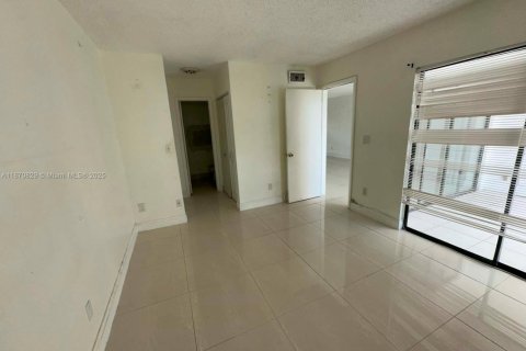 Condo in Miramar, Florida, 2 bedrooms  № 1924206 - photo 9