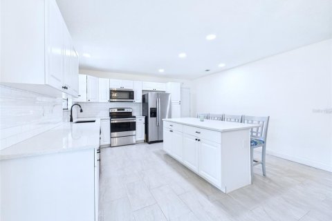 House in Edgewater, Florida 3 bedrooms, 130.99 sq.m. № 1803207 - photo 3