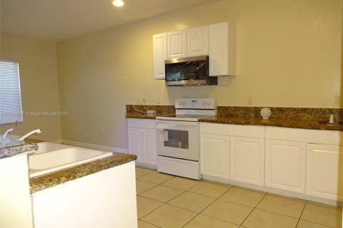 Villa ou maison à louer à Homestead, Floride: 4 chambres, 261.8 m2 № 1950487 - photo 14