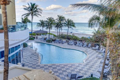 Condo in Sunny Isles Beach, Florida, 2 bedrooms  № 1842590 - photo 9