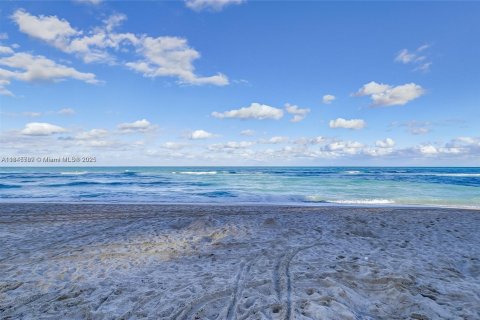 Condo in Sunny Isles Beach, Florida, 2 bedrooms  № 1842590 - photo 7