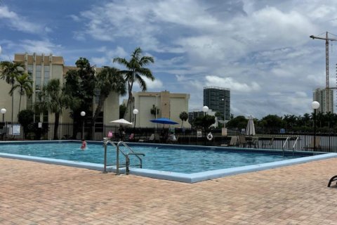 Copropriété à vendre à Hallandale Beach, Floride: 1 chambre, 76.18 m2 № 2083565 - photo 25