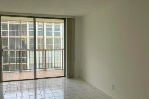 Copropriété à vendre à Hallandale Beach, Floride: 1 chambre, 76.18 m2 № 2083565 - photo 10