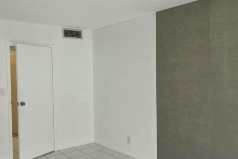 Copropriété à vendre à Hallandale Beach, Floride: 1 chambre, 76.18 m2 № 2083565 - photo 12