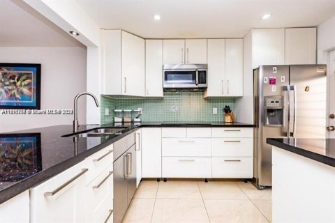 Condominio en venta en Hallandale Beach, Florida, 2 dormitorios, 105.82 m2 № 1441561 - foto 1