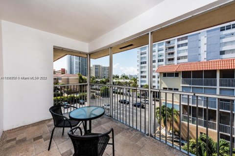 Condominio en venta en Hallandale Beach, Florida, 2 dormitorios, 105.82 m2 № 1441561 - foto 10