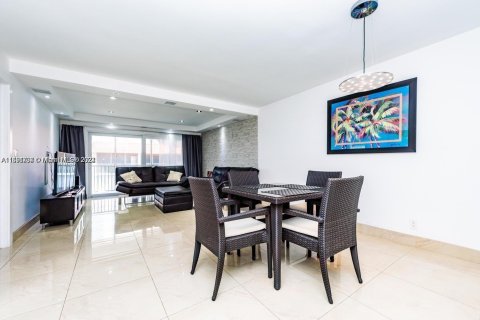 Condominio en venta en Hallandale Beach, Florida, 2 dormitorios, 105.82 m2 № 1441561 - foto 7