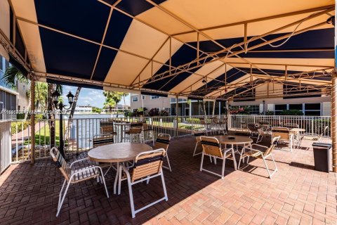 Condominio en venta en Hallandale Beach, Florida, 2 dormitorios, 105.82 m2 № 1441561 - foto 17