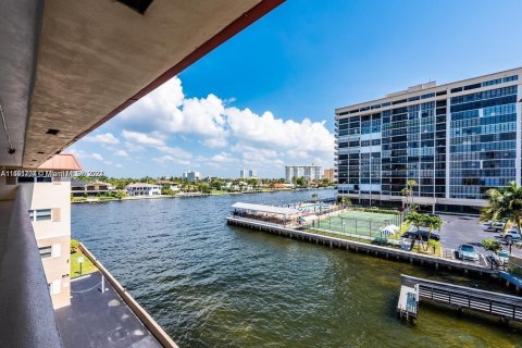 Condominio en venta en Hallandale Beach, Florida, 2 dormitorios, 105.82 m2 № 1441561 - foto 16