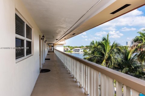 Condominio en venta en Hallandale Beach, Florida, 2 dormitorios, 105.82 m2 № 1441561 - foto 4