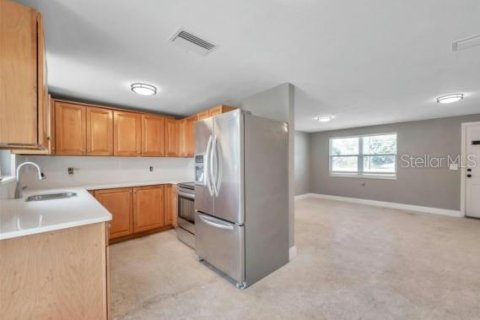Propiedad comercial en alquiler en New Port Richey, Florida, 125.23 m2 № 1919319 - foto 2
