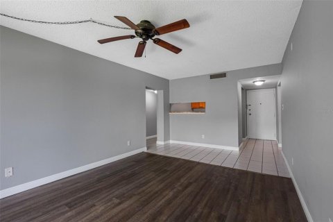 Condominio en alquiler en Tampa, Florida, 2 dormitorios, 101.64 m2 № 1915517 - foto 9
