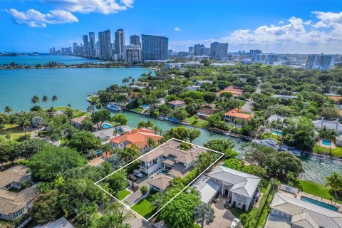 House in Miami, Florida 6 bedrooms, 588.44 sq.m. № 1936696 - photo 24