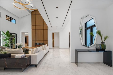 House in Miami, Florida 6 bedrooms, 588.44 sq.m. № 1936696 - photo 4