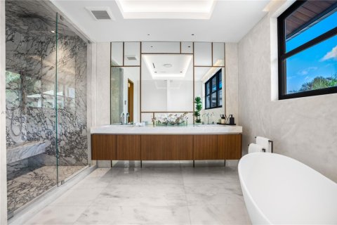 House in Miami, Florida 6 bedrooms, 588.44 sq.m. № 1936696 - photo 17