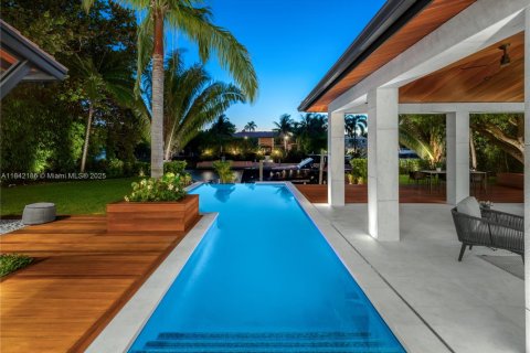 House in Miami, Florida 6 bedrooms, 588.44 sq.m. № 1936696 - photo 20