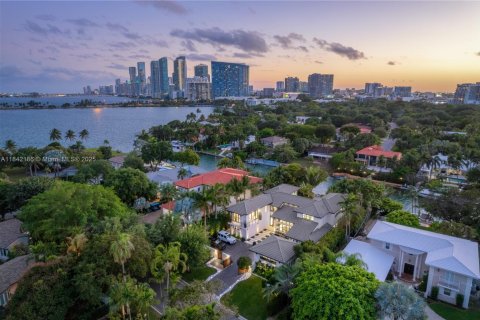 House in Miami, Florida 6 bedrooms, 588.44 sq.m. № 1936696 - photo 26