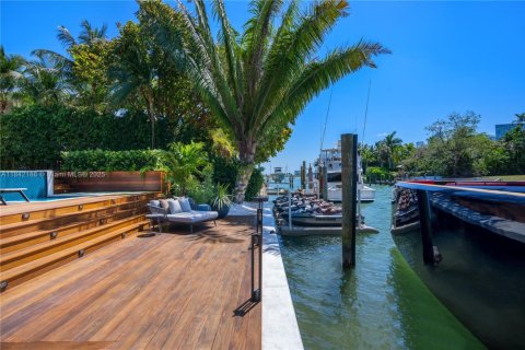 House in Miami, Florida 6 bedrooms, 588.44 sq.m. № 1936696 - photo 23