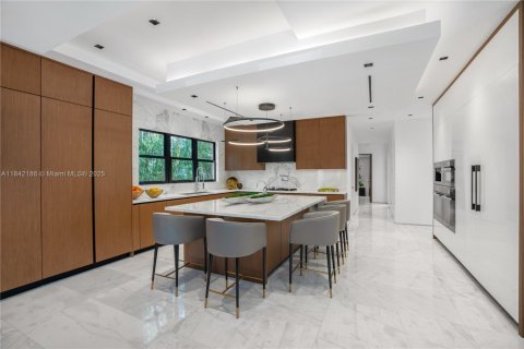 House in Miami, Florida 6 bedrooms, 588.44 sq.m. № 1936696 - photo 14