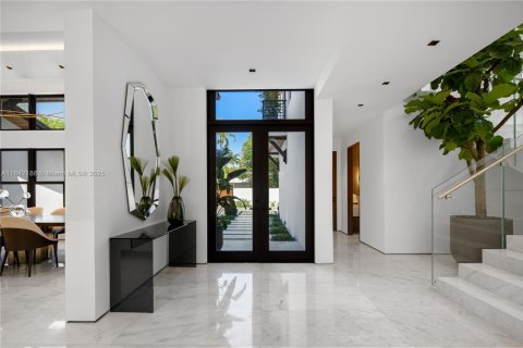 House in Miami, Florida 6 bedrooms, 588.44 sq.m. № 1936696 - photo 2