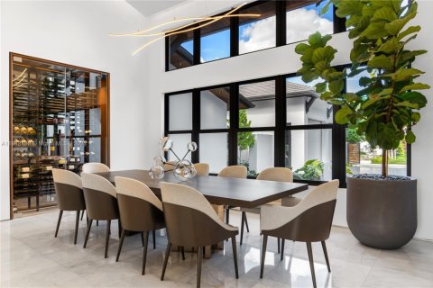 House in Miami, Florida 6 bedrooms, 588.44 sq.m. № 1936696 - photo 13