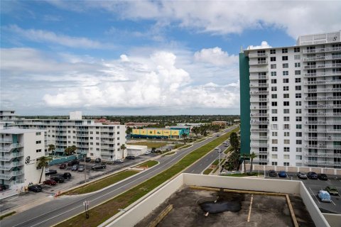 Condo in Daytona Beach, Florida, 1 bedroom № 2212495 - photo 22