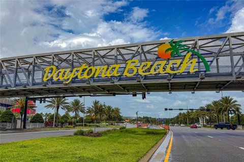 Condo in Daytona Beach, Florida, 1 bedroom № 2212495
